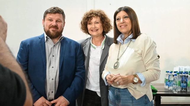 Clara García junto a Pablo Pinotti y parte de su gabinete