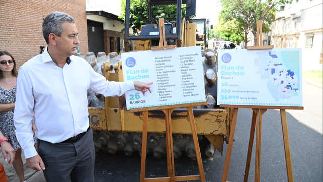 El intendente Pablo Javkin durante la presentación del Plan de Bacheo 2024.