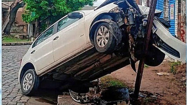 Una joven chocó contra una estructura metálica y el auto quedó sobre una boca de tormenta.