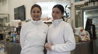 Sandra Fernández y su hija, Catalina Romano, al frente de la pescadería Las Caracolas.