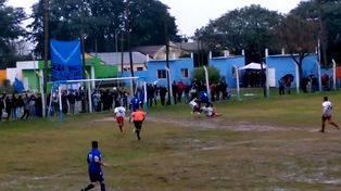 El manual del contraataque: con la cancha embarrada, convirtió un gol de antología