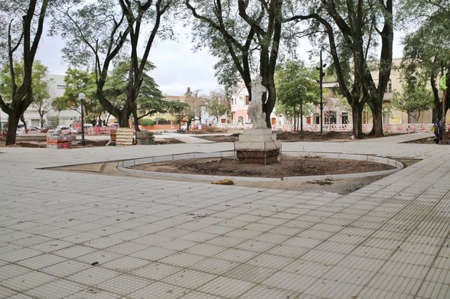 Avanzan los trabajos de puesta en valor de la plaza Pueyrredón