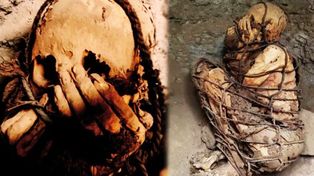 La momia atada con cuerdas y con las manos cubriendo el rostro, fue encontrada en una zona costera cercana a Lima, Perú