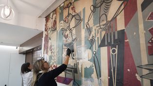 El mural se encuentra en el local 01, situado justo en la entrada de la galería, por peatonal San Martín 860. Allí trabajan expertas del Castagnino.