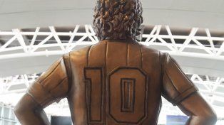 Inauguran estatua de Maradona en el aeropuerto internacional de Ezeiza