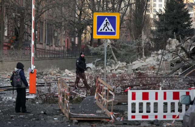 Escombros de edificios de departamentos demolidos por los misiles rusos en el centro de Kiev. Se desconocía el número de víctimas. 