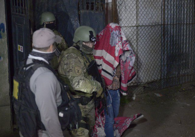 Uno de los allanamientos realizados para detener a los acusados del crimen de la adolescente.