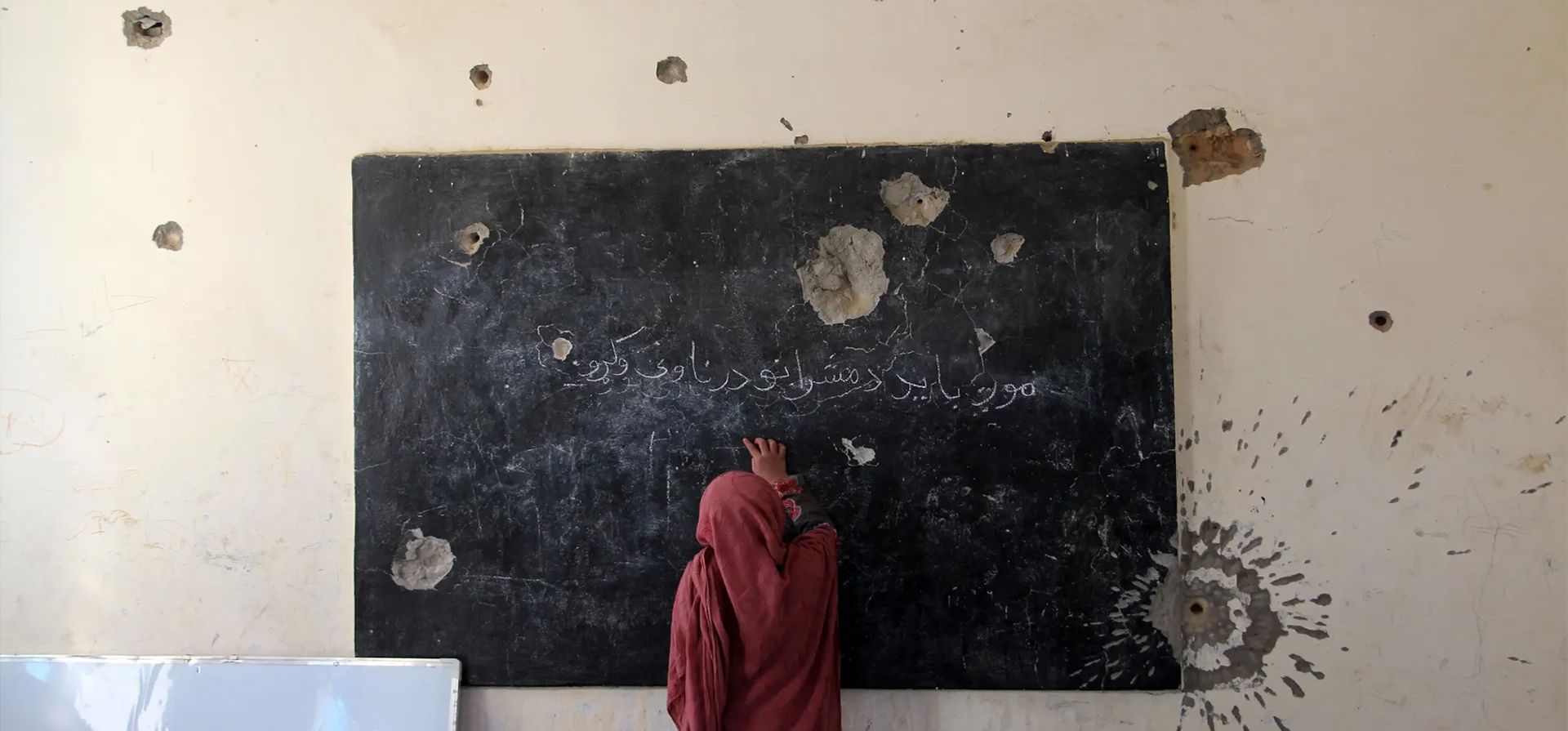 Un estudiante asiste a una clase en una escuela que fue dañada en el conflicto antes de que los talibanes tomaran el control del país, Kandahar, Afganistán. Fotografía: EPA Un estudiante asiste a una clase en una escuela que fue dañada en el conflicto antes de que los talibanes tomaran el control del país, Kandahar, Afganistán. Fotografía: EPA