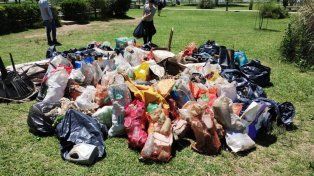 Parte de la basura recolectada en las orillas del río Paraná durante este sábado.