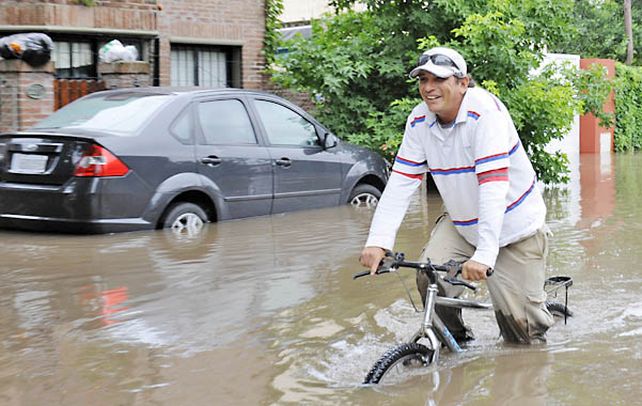 El 19 y 20 de diciembre Fisherton quedó tapado por el agua. El ingeniero Gerardo Riccardi (derecha) busca prevenir.