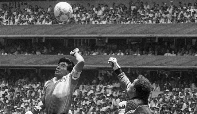 Pagaron más de 2 millones de dólares por la pelota del gol de la mano de Dios