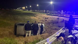 Un conductor resultó herido tras volcar con su auto en la autopista Rosario-Córdoba