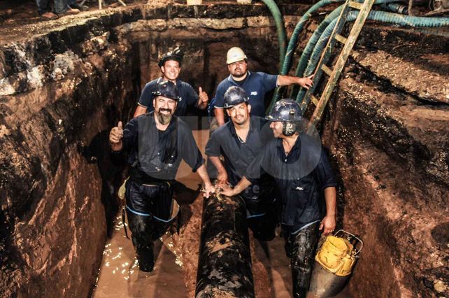 Tarea finalizada. Cerca de las 22 del viernes concluyó la reparación del caño maestro de 350 milímetros de diámetro.