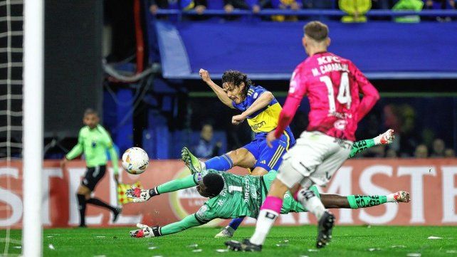 Edinson Cavani define para convertir el gol de Boca en La Bombonera.