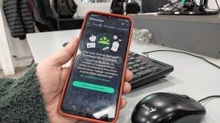 WhatsApp en varias versiones, en este caso negro
