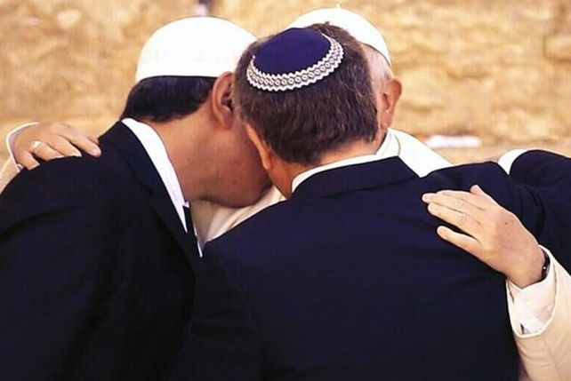 Francisco y el abrazo de las tres religiones