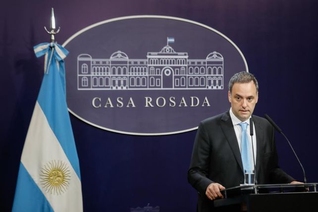 El portavoz presidencial Manuel Adorni comunicó la decisión en conferencia