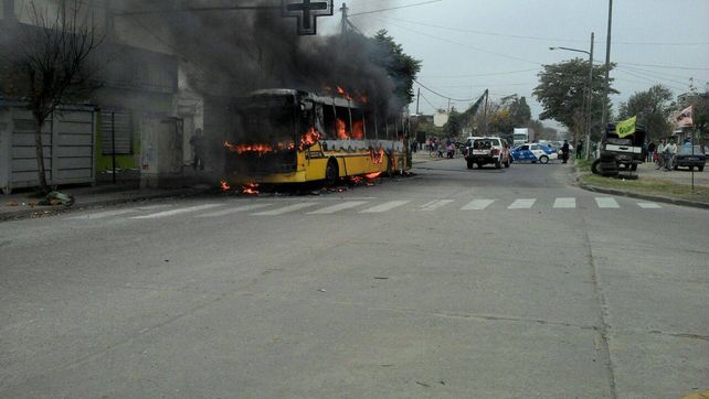 Tensión en zona oeste. Una unidad de la línea 146 ardió en Juan José Paso y Provincias Unidas.