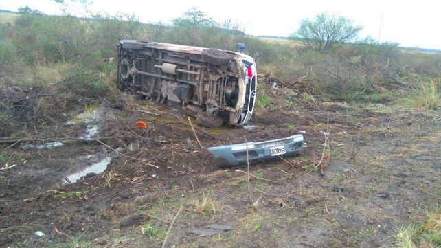Perdió el control de la camioneta y volcó en la ruta provincial 2