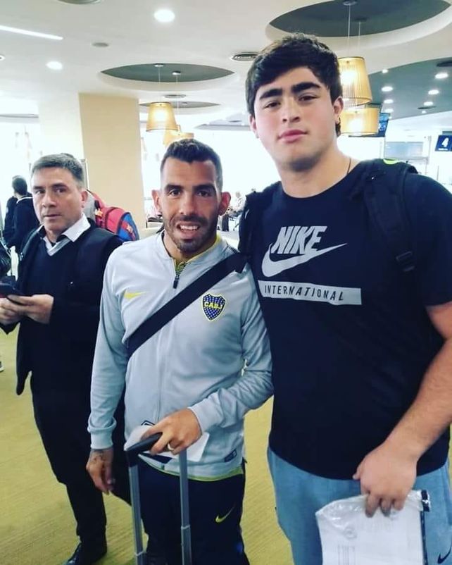 La promesa entrerriana del atletismo se sacó una foto con Carlos Tévez