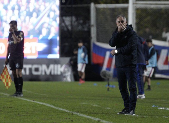 Ariel Holan medita que decisión tomar. Su Central viene haciendo un gran torneo.