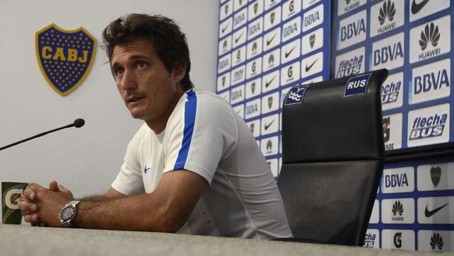 Barros Schelotto: Nos debemos una charla con Centurión