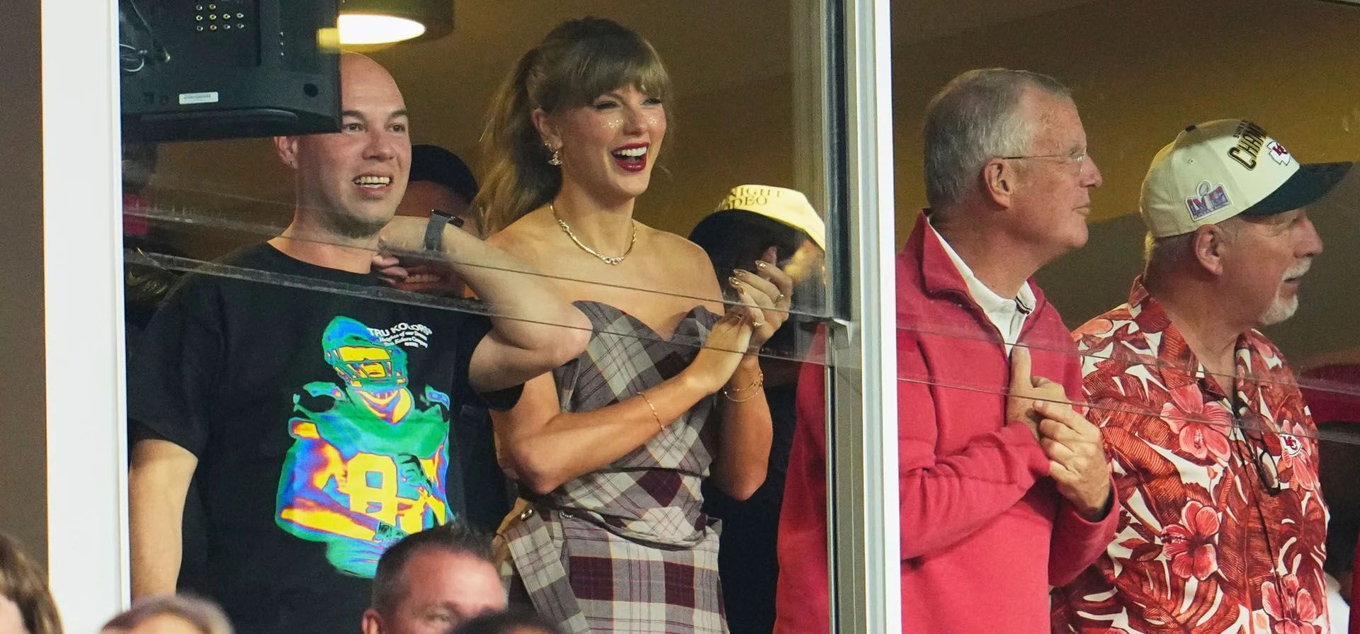 Taylor Swift anima desde una suite mientras los Kansas City Chiefs juegan contra los New Orleans Saints durante la primera mitad de un partido de fútbol americano de la NFL en el GEHA Field en el estadio Arrowhead en Missouri, Kansas City, Estados Unidos. Fotografía: Cooper Neill/Getty Images Taylor Swift anima desde una suite mientras los Kansas City Chiefs juegan contra los New Orleans Saints durante la primera mitad de un partido de fútbol americano de la NFL en el GEHA Field en el estadio Arrowhead en Missouri, Kansas City, Estados Unidos. Fotografía: Cooper Neill/Getty Images