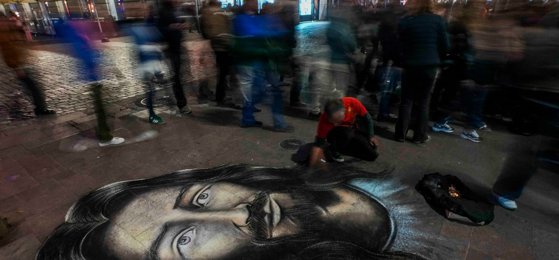 El artista callejero Mauro Maureira pinta una imagen de Jesucristo mientras los fieles participan en la procesión del Cristo de Mayo en Santiago de Chile, el miércoles 13 de mayo de 2026. (Foto AP/Esteban Felix) El artista callejero Mauro Maureira pinta una imagen de Jesucristo mientras los fieles participan en la procesión del Cristo de Mayo en Santiago de Chile, el miércoles 13 de mayo de 2026. (Foto AP/Esteban Felix)