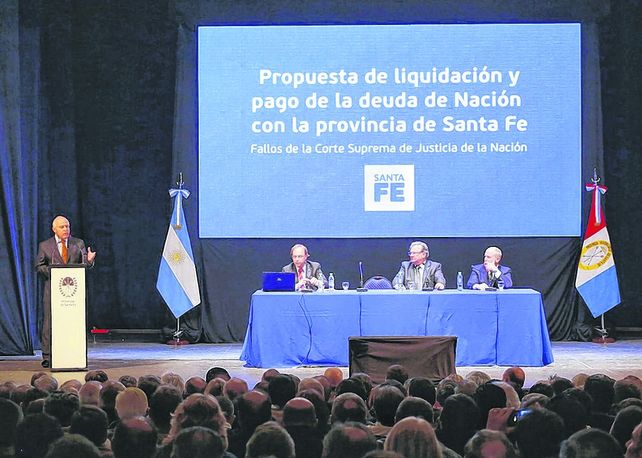 a sala llena. Lifschitz y sus funcionarios detallaron la oferta frente a un auditorio multipartidario.
