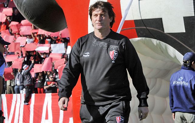 Su primera vez. El Loco vivirá mañana su primer clásico en el rol de entrenador. Ya lo jugó con la camiseta rojinegra. (Foto: S. Suárez Meccia)