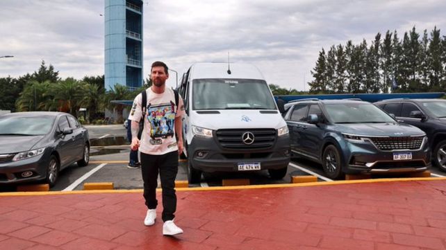 Messi ya está en el predio de la AFA y este lunes por la tarde entrenará con sus compañeros.