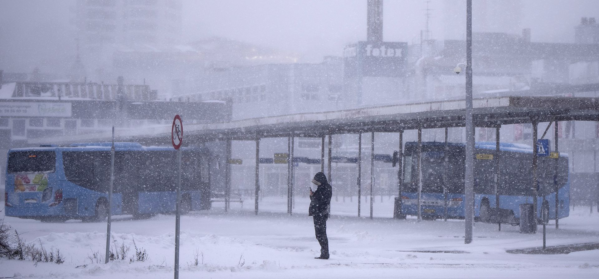 Una persona espera el autobus durante una fuerte nevada en Randers, Dinamarca, el miércoles 3 de enero de 2024. Las temperaturas han caído por debajo de -40 grados Celsius en la región nórdica por segundo día consecutivo, con la temperatura más fría registrada en enero. (Bo Amstrup/Ritzau Scanpix vía AP) Una persona espera el autobus durante una fuerte nevada en Randers, Dinamarca, el miércoles 3 de enero de 2024. Las temperaturas han caído por debajo de -40 grados Celsius en la región nórdica por segundo día consecutivo, con la temperatura más fría registrada en enero. (Bo Amstrup/Ritzau Scanpix vía AP)