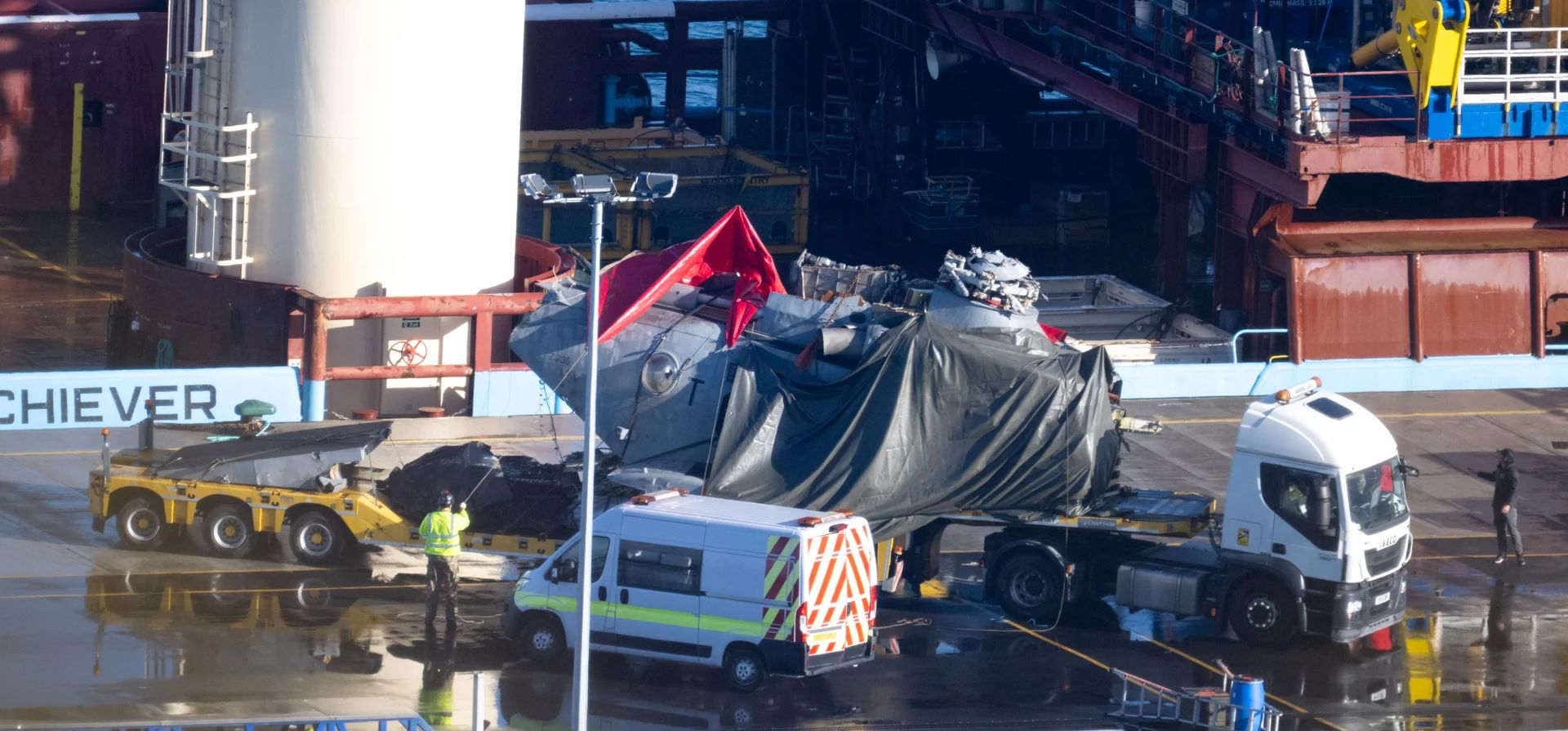 Los restos de un helicóptero Merlin de la Royal Navy es transportado desde el puerto de Portland. El helicóptero se precipitó al mar durante un entrenamiento nocturno frente a la costa de Dorset el 5 de septiembre. El piloto murió y dos de los tres tripulantes fueron rescatados. Fotografía: Finnbarr Webster/Getty Images Los restos de un helicóptero Merlin de la Royal Navy es transportado desde el puerto de Portland. El helicóptero se precipitó al mar durante un entrenamiento nocturno frente a la costa de Dorset el 5 de septiembre. El piloto murió y dos de los tres tripulantes fueron rescatados. Fotografía: Finnbarr Webster/Getty Images