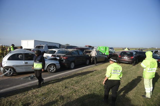 Tormenta de viento provocó un choque que involucró a 44 vehículos en la autopista a Córdoba: una rosarina muerta y varios heridos