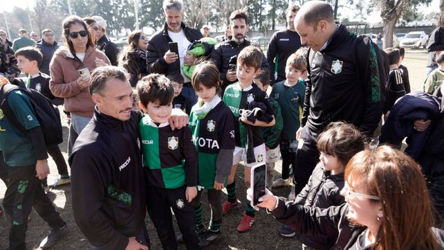 Los chicos de Duendes y la foto con el ídolo Juan Imhoff, que vuelve a casa.