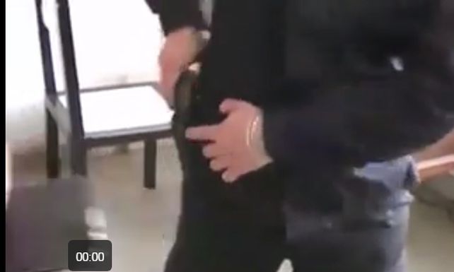 Los policías debieron despojarse de sus armas durante el procedimiento&nbsp;