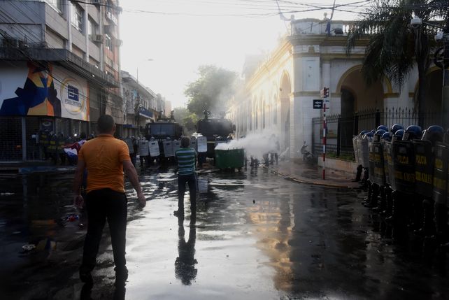 Represión. Manifestantes que protestaban esta noche en Asunción contra un proyecto por la reelección presidencial.
