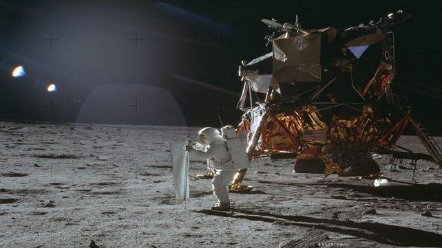 Buzz Aldrin despliega un dispositivo experimental de viento solar en la superficie de la luna.&nbsp;