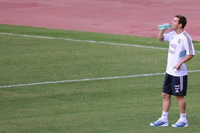 Messi no estará ante Italia y regresa a Barcelona por problemas en sus aductores