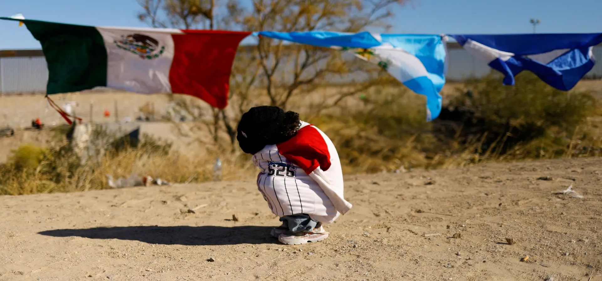Helen, una niña migrante venezolana de cinco años, intenta resguardarse del frío en la frontera entre México y Estados Unidos, Ciudad Juárez, México. Fotografía: José Luis González/Reuters Helen, una niña migrante venezolana de cinco años, intenta resguardarse del frío en la frontera entre México y Estados Unidos, Ciudad Juárez, México. Fotografía: José Luis González/Reuters
