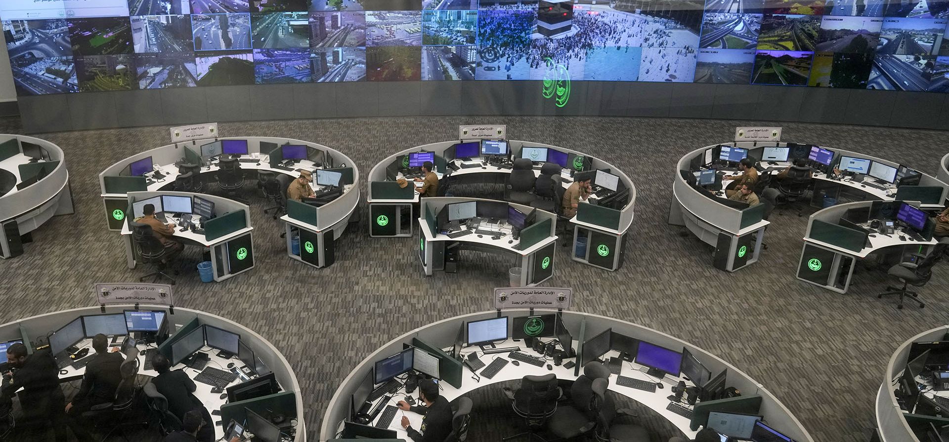 Policías sauditas monitorean pantallas que muestran la Gran Mezquita y sitios cercanos en el Centro Nacional Saudita para Operaciones de Seguridad, 911, antes de la peregrinación del Hajj en la ciudad santa musulmana de La Meca, Arabia Saudita, Arabia Saudita, el lunes 4 de julio de 2022.