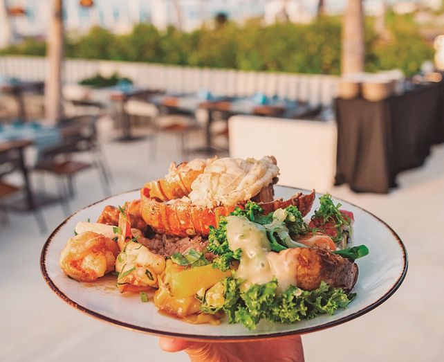 La cocina de Turks & Caicos tiene al mar como protagonista, con pescados, mariscos frescos y sabores típicos del Caribe.