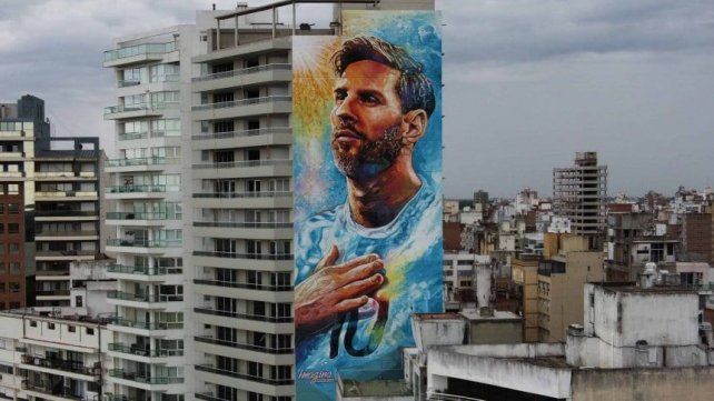 El más grande. A metros del Monumento, con 69 metros de alto es el homenaje de mayor dimensión en la ciudad de Rosario.
