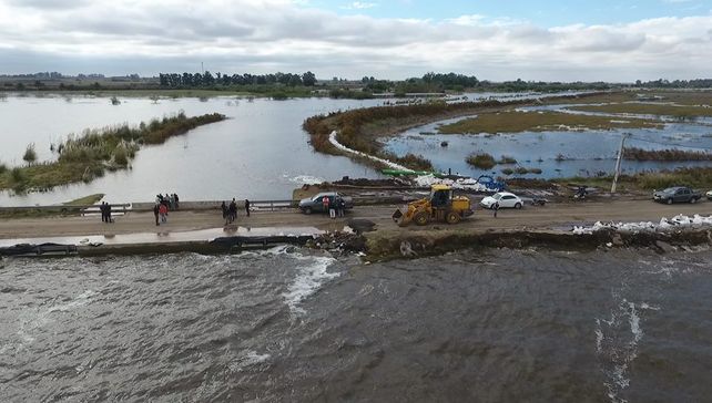 Melincué: dramática situación viven los vecinos por el avance de las aguas