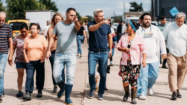 El gobernador Rogelio Frigerio y funcionarios recorrieron los barrios anegados por las lluvias en Gualeguaychú. Hay 928 personas evacuadas y autoevacuadas