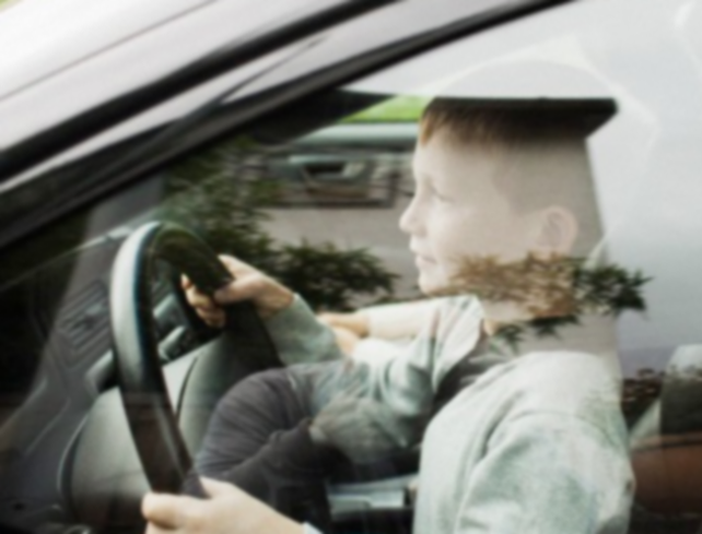 Con 10 años robó el auto a sus padres, chocó y dijo que era un enano