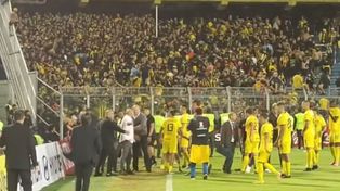 El presidente de Central, Gonzalo Belloso (de camisa blanca), ingresó al campo de juego para pedir calma a los hinchas y jugadores visitantes.