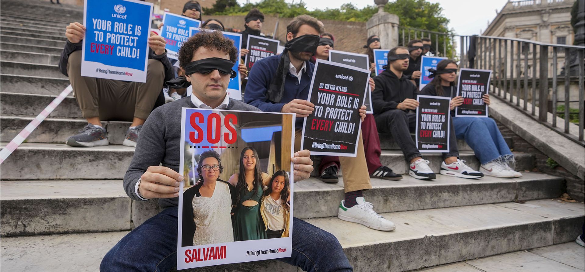 Miembros de la comunidad judía de Roma se sientan al pie del Capitolio en Roma, el lunes 20 de noviembre de 2023, pidiendo la liberación de los rehenes secuestrados el 7 de octubre por Hamás en Israel. (Foto AP/Andrew Medichini) Miembros de la comunidad judía de Roma se sientan al pie del Capitolio en Roma, el lunes 20 de noviembre de 2023, pidiendo la liberación de los rehenes secuestrados el 7 de octubre por Hamás en Israel. (Foto AP/Andrew Medichini)