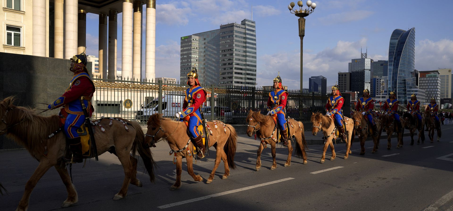 Soldados del ejército mongol montados a caballo con su uniforme ceremonial pasan por Ulaanbaatar, la capital de Mongolia, el domingo 21 de mayo de 2023. Mongolia, una nación fronteriza con China y Rusia, es conocida por sus vastas extensiones escarpadas y su cultura nómada. (Foto AP /Manish Swarup) Soldados del ejército mongol montados a caballo con su uniforme ceremonial pasan por Ulaanbaatar, la capital de Mongolia, el domingo 21 de mayo de 2023. Mongolia, una nación fronteriza con China y Rusia, es conocida por sus vastas extensiones escarpadas y su cultura nómada. (Foto AP /Manish Swarup)