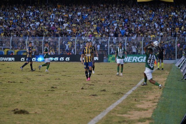 La cancha está en pésimo estado.